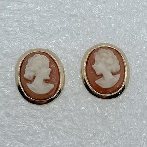 Vtg 14K Yellow Gold Hand Carved Ladies Head Cameo Oval Stud Earring .5” x .4”